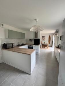 a kitchen with a counter top in a room at Résidence de la Presqu'île in Plougonvelin