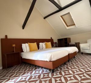 ein Schlafzimmer mit einem großen Bett und gelben Kissen in der Unterkunft Marchanta Riverside Hotel in Santarém + 74 Fotos