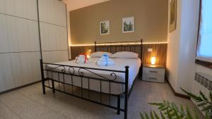 a bedroom with a bed with two bags on it at Appartamento Squarà - con Vista Cascata, vicino Verona in Montorio Veronese