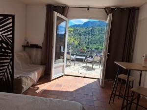 ein Schlafzimmer mit Tür zur Terrasse in der Unterkunft Studio in Levens
