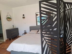 ein Schlafzimmer mit einem Bett und einem schwarz-weißen Zaun in der Unterkunft Studio in Levens