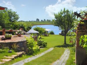 a garden with a lake in the background at Kleines Meer in Röbel