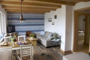 a living room with a couch and a table at Kleines Meer in Röbel