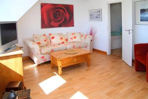 a living room with a couch and a coffee table at Kleines Meer in Röbel