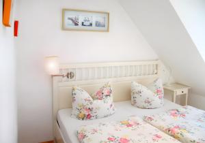 a bedroom with a bed with two pillows at Kleines Meer in Röbel