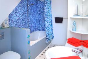 a bathroom with a toilet and a shower and a sink at Kleines Meer in Röbel +48 photos