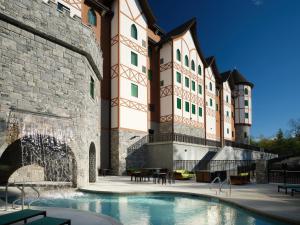 a building with a swimming pool in front of a building at Dellshire Resort in Wisconsin Dells