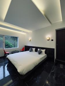 a bedroom with a large bed and a window at Arkay Sonamarg in Sonāmarg