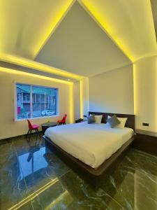 a bedroom with a large bed and a window at Arkay Sonamarg in Sonāmarg