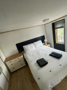 a bedroom with a bed with two towels on it at Chi Byghan in Gulval