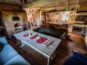 a living room with a table and a couch at Koń na biegunach in Glaznoty