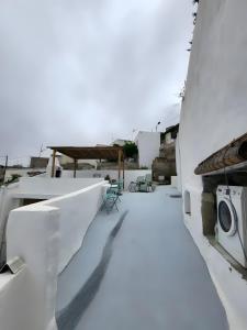 a balcony with a washing machine on a white house at Cueva Sol in Fasnia