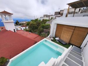 a swimming pool on the roof of a house at Cueva Sol in Fasnia