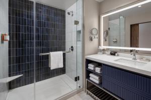 a bathroom with a sink and a shower at Hollywood Casino Aurora in Aurora +24 photos