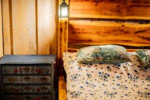 a bedroom with a bed and a wooden wall at Koń na biegunach in Glaznoty