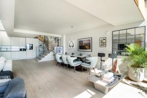 ein Wohnzimmer mit Tisch und Stühlen in der Unterkunft Beach House in Croyde + 13 Fotos