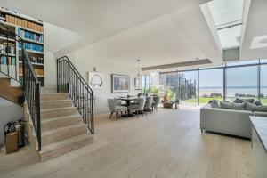 ein Wohnzimmer mit Treppe, Tisch und Stühlen in der Unterkunft Beach House in Croyde