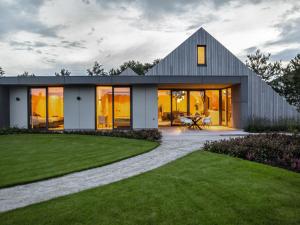 a modern house with a gambrel roof at Villa WOOD in Elsendorp