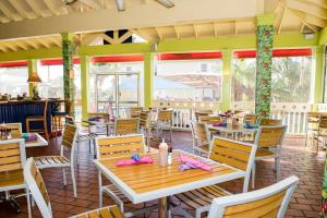 A restaurant or other place to eat at Sunshine Suites Resort