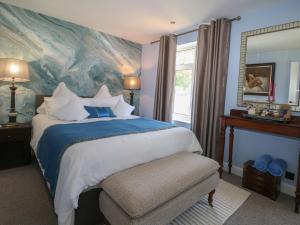 a bedroom with a bed with a painting on the wall at The Dacha in Winchester
