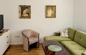 ein Wohnzimmer mit Sofa und Sessel in der Unterkunft Nirvana Apartman in Brčko