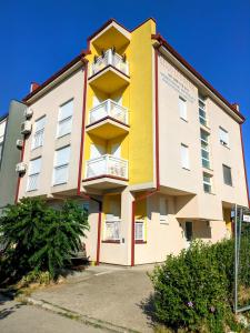 ein Gebäude mit Balkonen an der Seite in der Unterkunft Nirvana Apartman in Brčko