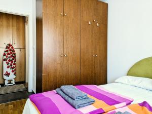 ein Schlafzimmer mit Bett und Holzschränken in der Unterkunft Nirvana Apartman in Brčko