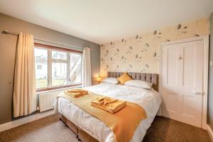 a bedroom with a large bed and a window at 3 Bed in Seaton oc-mbdal in Seaton