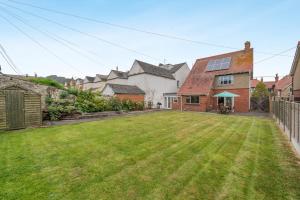a yard of a house with a grass yard at 3 Bed in Seaton oc-mbdal in Seaton