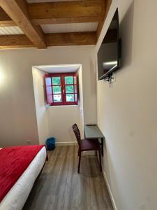 ein Schlafzimmer mit Bett, Schreibtisch und Fenster in der Unterkunft Casa Cando in Castroverde