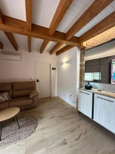 ein Wohnzimmer mit Sofa und Tisch in der Unterkunft Casa Cando in Castroverde