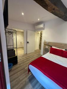 ein Schlafzimmer mit einem rot-weißen Bett und Holzböden in der Unterkunft Casa Cando in Castroverde