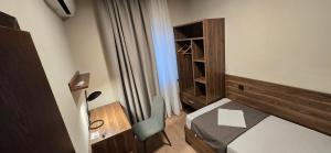 a small room with a desk and a chair at Drei Schweizer Hotel in Neuwied