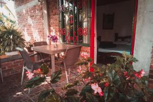 a table and chairs on a patio with flowers at Chalet Alto Bonito in Pueblorrico