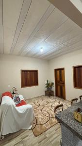 a room with a bed in the middle of a room at Alto do Paraíso Bichinho in Prados