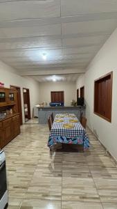 a dining room with a table and a kitchen at Alto do Paraíso Bichinho in Prados