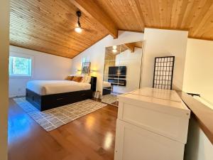 ein Schlafzimmer mit einem Bett in einem Zimmer mit Holzdecke in der Unterkunft Summit View Collection in Kimberley