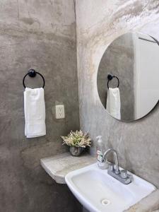 a bathroom with a sink and a mirror at Casa verde El Platanar con Jardín Tropical Calkiní in Calkiní