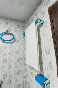 ein Badezimmer mit Dusche und Waschbecken in der Unterkunft La clémentine in Jacqueville