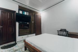 ein Schlafzimmer mit einem Bett und einem Fenster in der Unterkunft La clémentine in Jacqueville + 21 Fotos