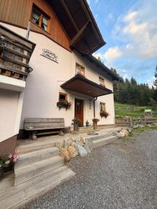 a building with a bench in front of it at Ferienhaus Sophia & Ilse in Murau