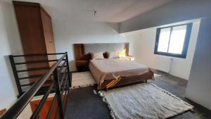 a small bedroom with a bed and a window at Elegant appartement in Hammam Sousse