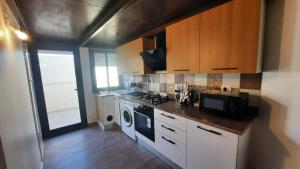 a kitchen with a stove and a washer and dryer at Elegant appartement in Hammam Sousse