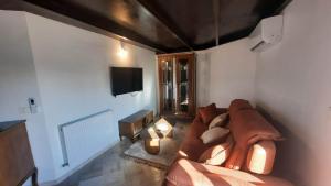 a living room with a couch and a flat screen tv at Elegant appartement in Hammam Sousse