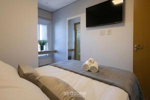 a bedroom with a bed with towels on it at Apto w/ A/C in Anápolis Downtown GRLB1802 in Anápolis +9 photos