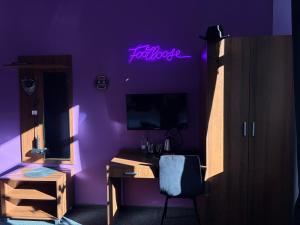 a room with a desk with a purple wall at La Melodia in Kościerzyna