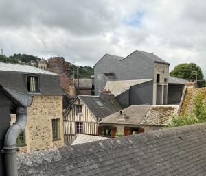 a view of a city with houses and roofs at Le perchoir de St-Antoine - Centre historique d'Honfleur avec vue sur le port, jeux, prime, vinyles in Honfleur