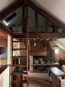 a room with a loft bed with a desk and a table at Le perchoir de St-Antoine - Centre historique d'Honfleur avec vue sur le port, jeux, prime, vinyles in Honfleur