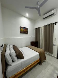 a bedroom with a bed and a ceiling fan at Tutis Home Domo-Estadio BBVA-ArenaMty Apart2dopiso in Monterrey