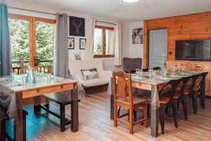 a dining room with a table and chairs at Le Tout Schuss Chalet, SPA Privé, piste de ski à 100m in Les Deux Alpes